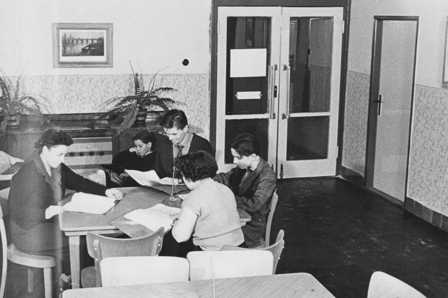 Půjčovna pro dospělé v budově Národního výboru, 1958.